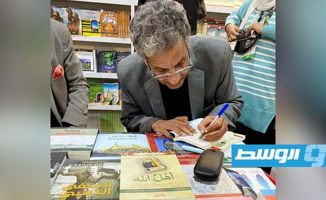 بوشناف يوقّع «الكلب الذهبي» و«العلكة» بمعرض القاهرة الدولي للكتاب