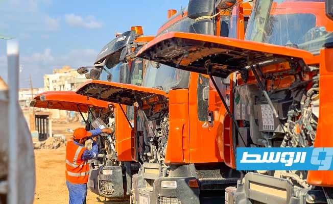 رافعات وشاحنات تابعة لشركة الخدمات العامة طرابلس خلال العمل في درنة، 1 أكتوبر 2023. (الصفحة الرسمية للشركة)