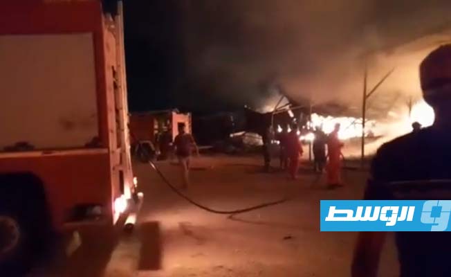 إخماد حريق هائل بمخزن للسكك الحديدية في مدينة الخمس (فيديو)