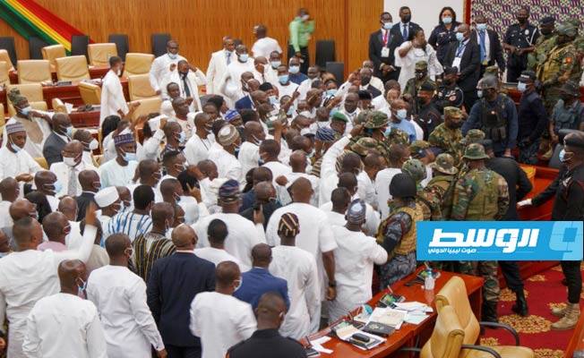 الجيش الغاني يدخل مقر البرلمان بعد صدامات بين نواب (فيديو)