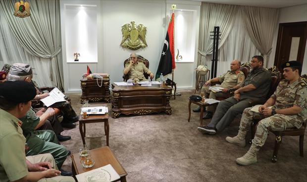 المشير حفتر يلتقي بأمراء محاور طرابلس لمتابعة سير العمليات العسكرية