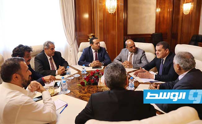 اجتماع الدبيبة مع عميد وأعضاء المجلس البلدي البيضاء في طرابلس، الأربعاء 1 يونيو 2022. (حكومة الوحدة الوطنية)