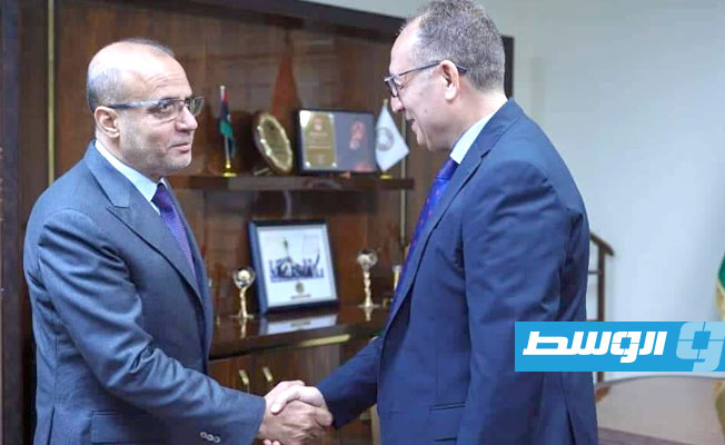 نائب رئيس المجلس الرئاسي عبدالله اللافي، والسفير التونسي لدى ليبيا الأسعد العجيلي خلال لقاء في العاصمة طرابلس، 12 سبتمبر 2022. (المجلس الرئاسي)