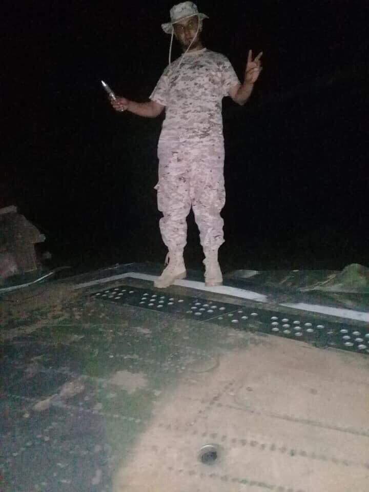 صورة لحطام طائرة «ميراج اف 1» قرب قاعدة الوطية وفقًا لما نشرته صفحة الناطق العسكري باسم القيادة العامة.