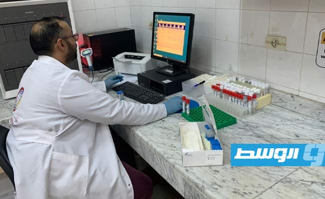 أحد أعضاء فريق المختبر المرجعي لصحة المجتمع خلال إعداد نتائج العينات الخاصة بالكشف عن فيروس كورونا للحجاج، 25 يونيو 2022. (فيسبوك)