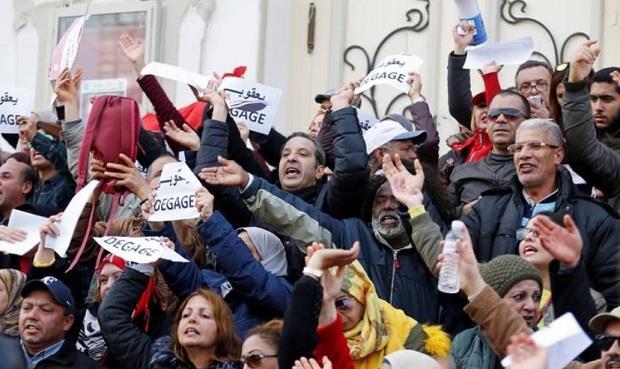 تونس.. آلاف المدرسين يحتجون للمطالبة بتحسين أوضاعهم المالية