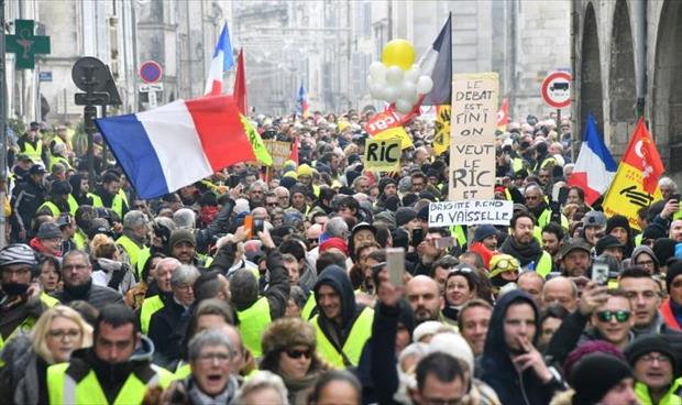 ماكرون يدعو الفرنسيين إلى نقاش وطني كبير لحل مسألة «السترات الصفر»