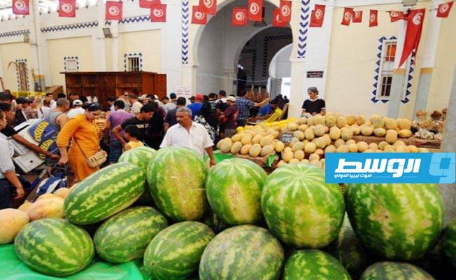 تونسيون في سوق للفواكه والخضروات. (أرشيفية: الإنترنت)