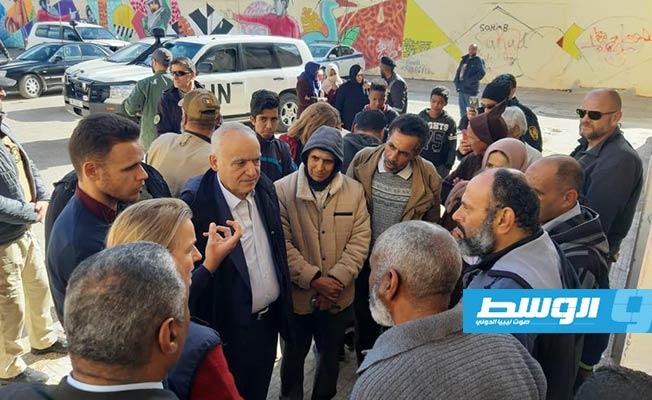 غسان سلامة يتفقد مركزًا لإيواء النازحين في طرابلس