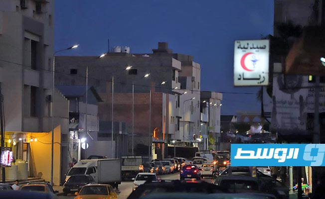 أعمال تركيب مصابيح موفرة للطاقة على أعمدة الإنارة في شوارع طرابلس. (الشركة العامة للكهرباء)