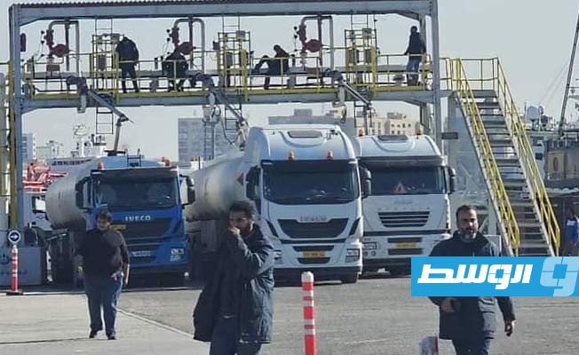 «الداخلية»: توافر الوقود بكميات كافية في مستودعي طرابلس والزاوية