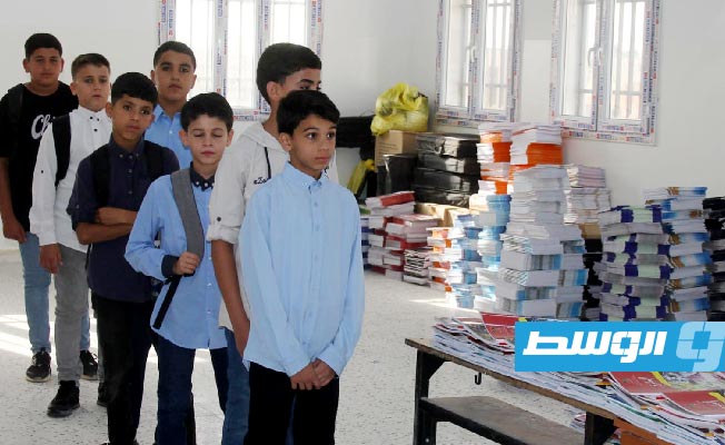 طالب يتسلم الكتب الدراسية بأحد المدارس الليبية، 3 سبتمبر 2023. (وزارة التربية والتعليم)