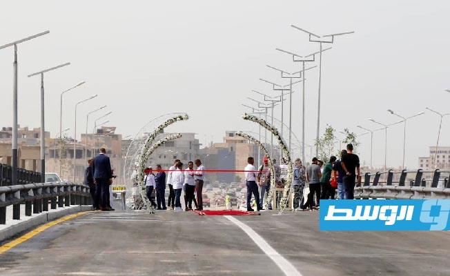المسؤولون المشاركون في حفل إعادة فتح جسر طريق أحمد رفيق المهدوي في بنغازي، الأربعاء 21 سبتمبر 2022. (ديوان مجلس الوزراء في بنغازي)