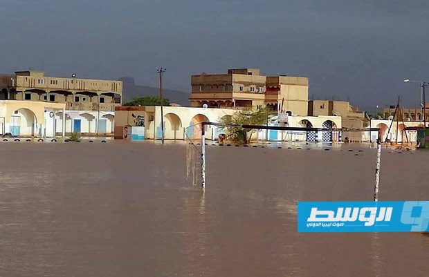 جانب من السيول التي ضربت مدينة غات. (الإنترنت)
