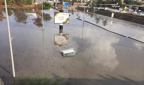 بالصور.. الأمطار تغلق الطريق السريع في طرابلس