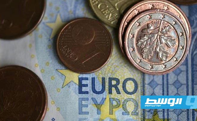 اليورو يهبط عن أعلى مستوى في عامين