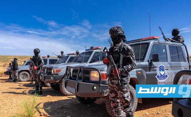قوات الأمن التي أخلت عدد من الكسارات بمنطقة العمامرة في مسلاتة، الإثنين 18 أكتوبر 2021. (وزارة الداخلية)