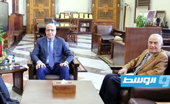 محافظ مصرف ليبيا المركزي يجتمع مع القائم بالأعمال المصري لدى ليبيا مصطفى تامر، الأربعاء 7 فبراير 2024 (المصرف المركزي)