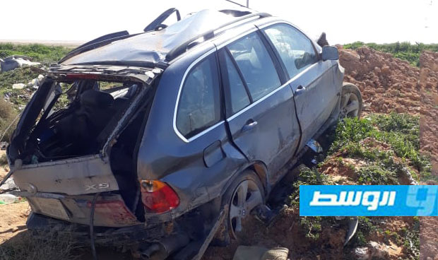 مصرع مواطن وإصابة أفراد عائلته جراء انقلاب سيارته شرق أجدابيا