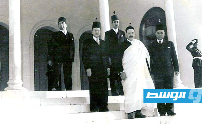 رجل الدولة على ابراهيم الجربي على يسار السيد محمد الرضا السنوسي ولى عهد ليبيا مع رجال الدولة