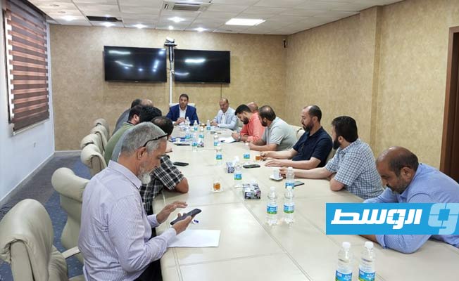 اجتماع مسؤولون من الشركة العامة للكهرباء مع عمداء بلديات عين زارة وقصر بن غشير وحي الأندلس. (الشركة العامة للكهرباء)