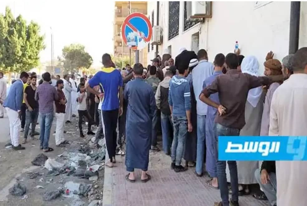 مصرف الجمهورية بأجدابيا يتهم إدارة الفروع في بنغازي بتأخير تفعيل بطاقات أرباب الأسر