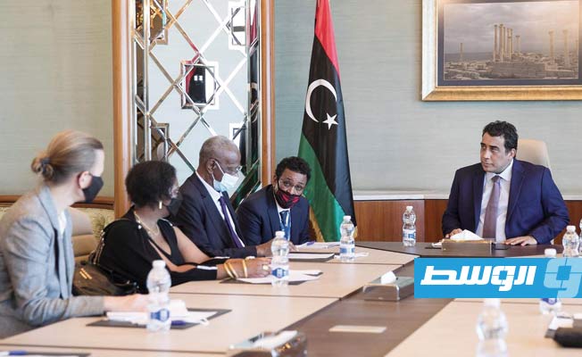 رئيس المجلس الرئاسي محمد المنفي ووفد من لجنة المراجعة الاستراتيجية المستقلة لبعثة الأمم المتحدة خلال لقاء في العاصمة طرابلس، 30 يونيو 2021. (المجلس الرئاسي)