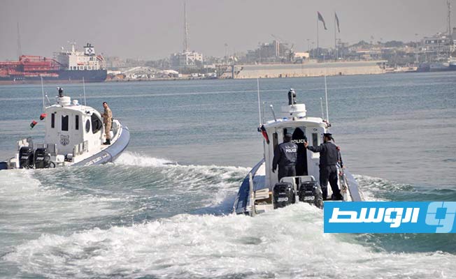 عملية إنزال وتعويم الزورقين الجديدين لأمن السواحل بحوض ميناء طرابلس، الأحد 19 فبراير 2023. (وزارة الداخلية)
