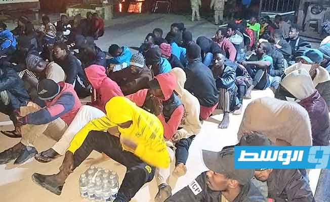 المهاجرون لدى وصولهم إلى نقطة إنزال مصفاة الزاوية. (مكتب المراسم والإعلام برئاسة أركان القوات البحرية الليبية)