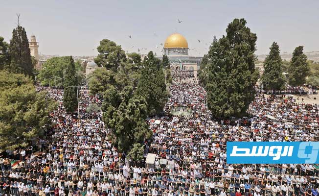 160 ألف فلسطيني يؤدون الجمعة الأخيرة من رمضان في باحات المسجد الأقصى