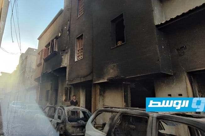 اشتعال النيران في محال وعدد من سيارات ومنازل لمواطنين في العاصمة طرابلس جراء الاشتباكات صباح السبت، 27 أغسطس 2022. (الإنترنت)