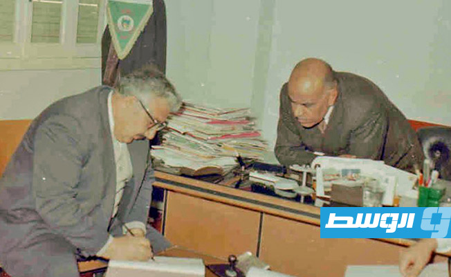 الأستاذ محمد السعداوية والسيد محمود الشويهدي أثناء تنفيذ مبنى شركة التأمين