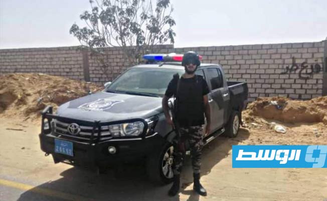 فرد من وزارة الداخلية أثناء إقفال قطعة أرض بمنطقة الفرناج في طرابلس. ( الوزارة)