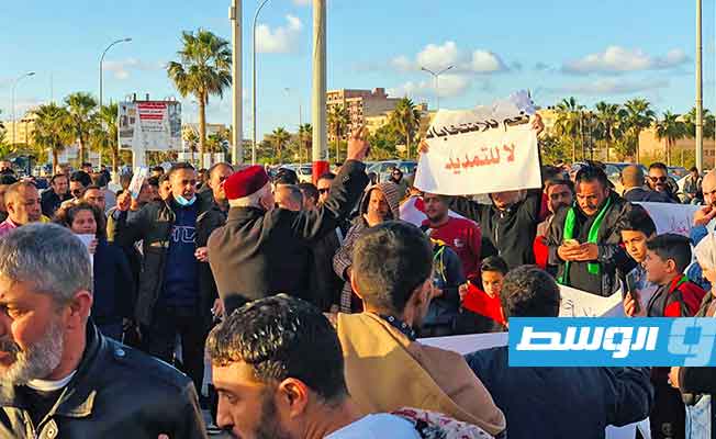 متظاهرون في بنغازي وطبرق والقطرون يطالبون «النواب» بإقرار مقترح إجراء الانتخابات في 24 يناير