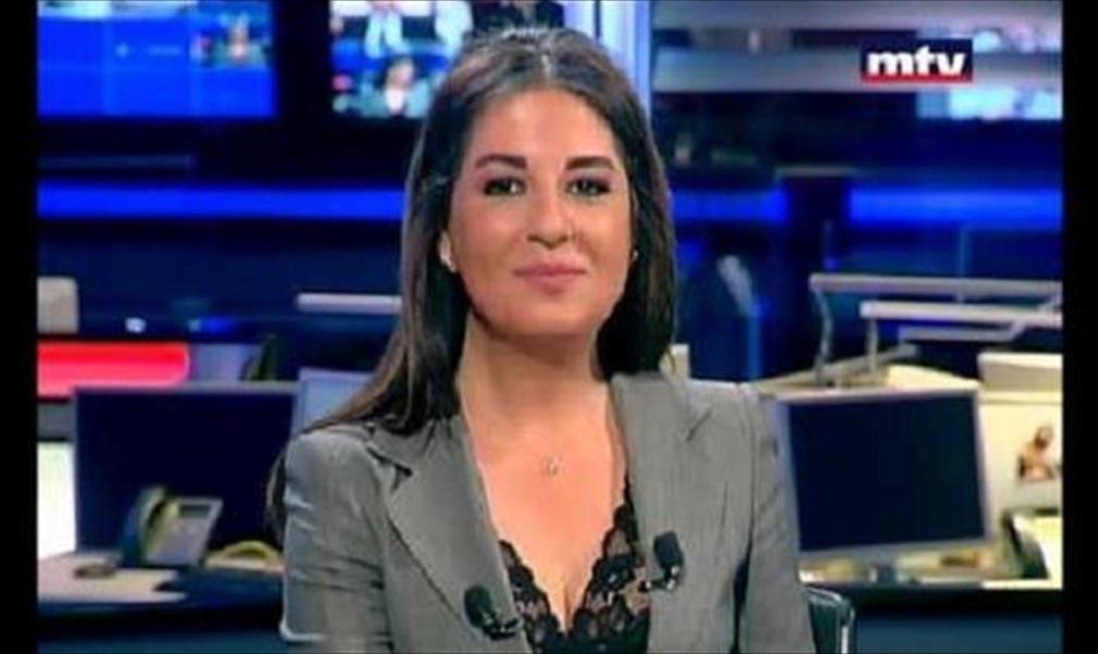 بالفيديو: مذيعة لبنانية تكشف سر ضحكها على الهواء