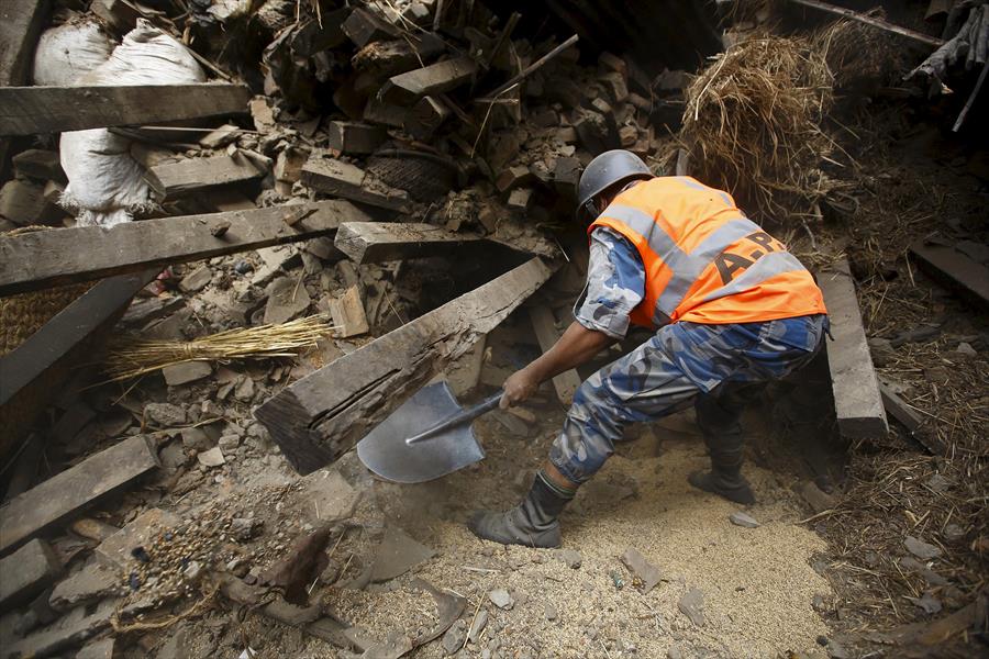  زلزال نيبال: أكثر من ألفي قتيل وعمليات إنقاذ صعبة 