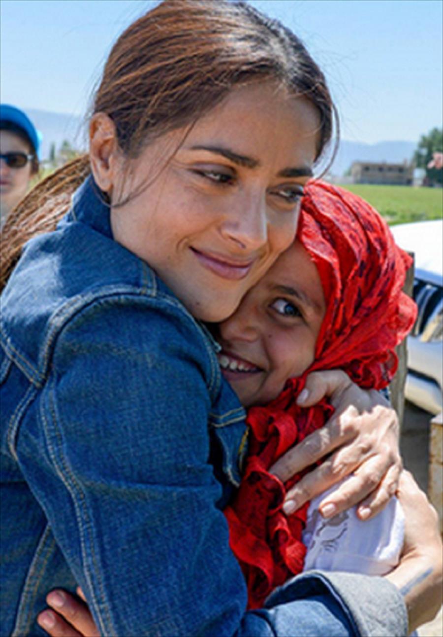 بالصور: إليسا ترحب بزيارة سلمى حايك للاجئي سورية بلبنان
