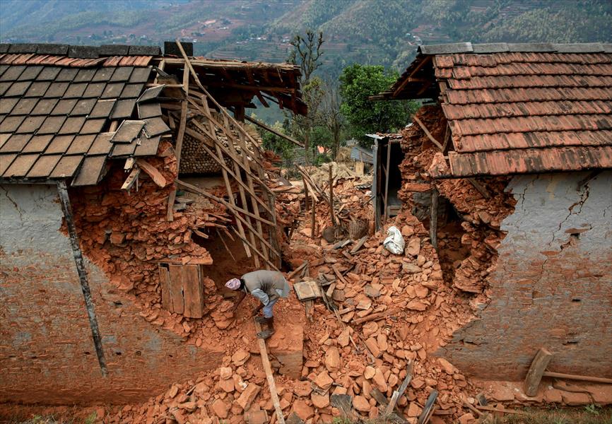 النيباليون يحفرون بأيديهم الأنقاض بحثًا عن ذويهم بعد تفاقم الكارثة
