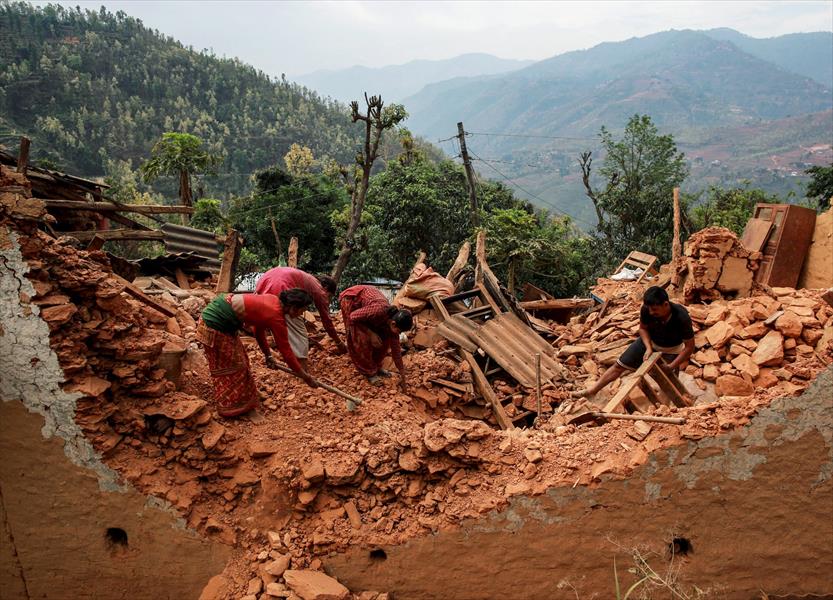 النيباليون يحفرون بأيديهم الأنقاض بحثًا عن ذويهم بعد تفاقم الكارثة