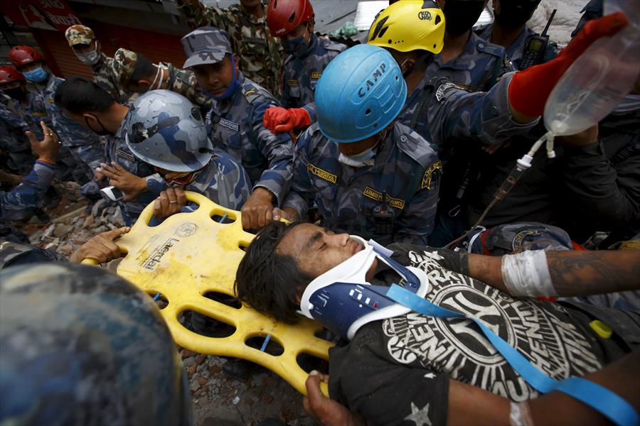 انتشال صبي حيًّا بعد دفنه 5 أيام تحت أنقاض مبنى انهار في زلزال نيبال