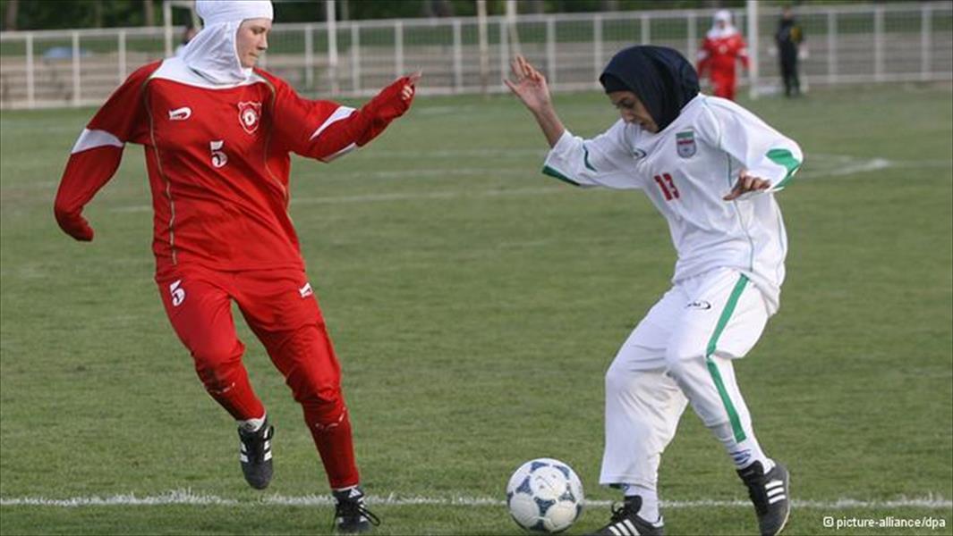الاتحاد الدولي لكرة القدم يسمح رسميًّا للاعبات بارتداء الحجاب