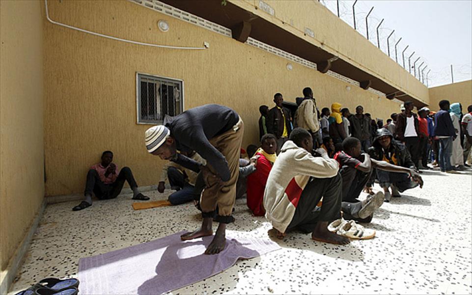 عائلات أفارقة محتجزين في صبراتة عاجزة أمام ابتزاز «مافيا» الهجرة في ليبيا