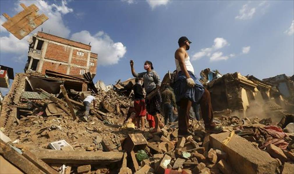انتشال مُسن يبلغ 100 عام من تحت أنقاض زلزال نيبال