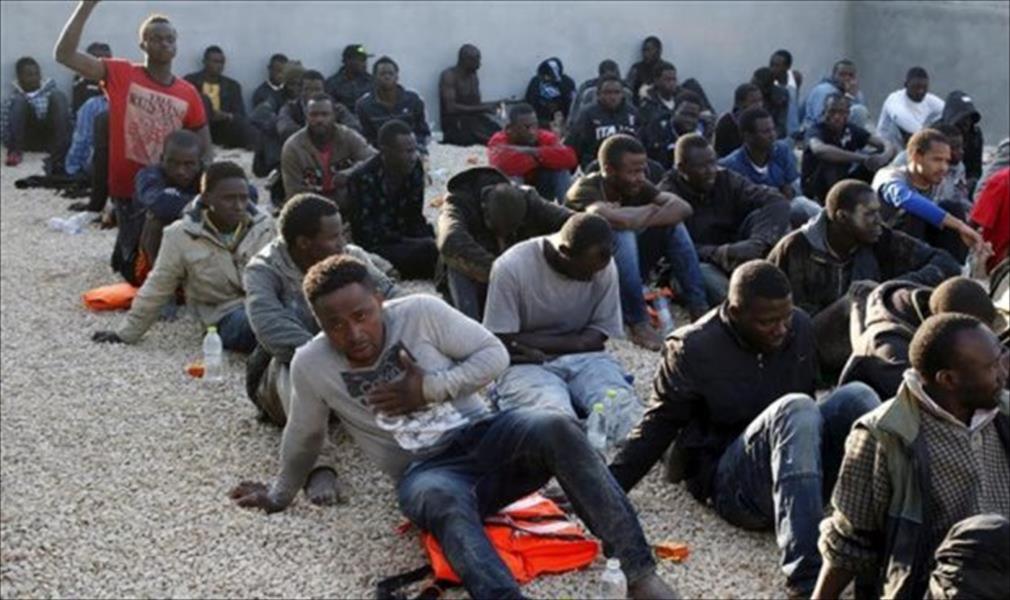 اعتقال 600 مهاجر أفريقي على متن قارب صيد قرب صبراتة