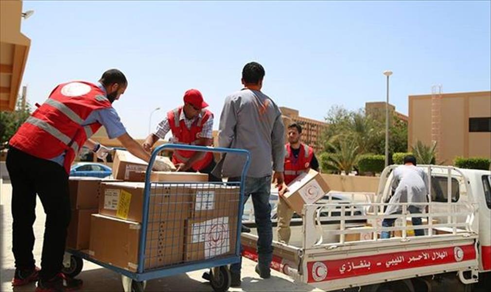 «الهلال الأحمر» يسلم مواد طبية لمركز بنغازي الطبي