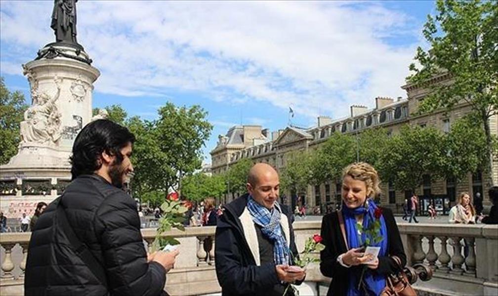 توزيع زهور في باريس ضمن حملة «أنا مسلم»