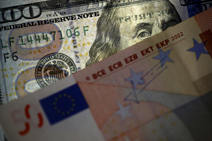 اليورو يهبط نتيجة القلق إزاء محادثات اليونان