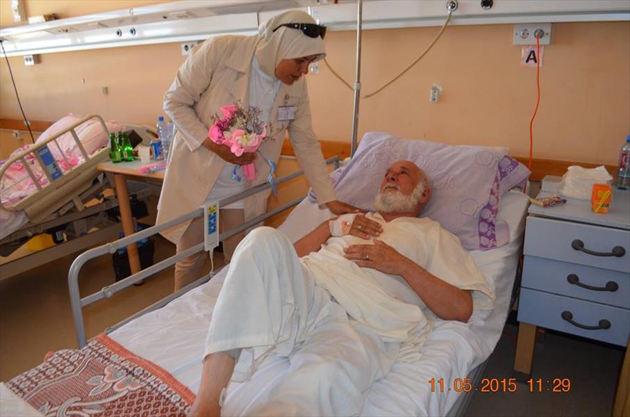 فريقا حملة «يد بيد» ونادي النجمة يزوران المرضى بمركز بنغازي الطبي