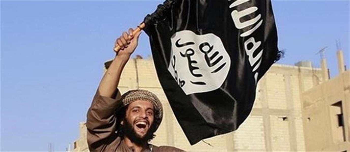 علم «داعش» الأسود يعتلي مجمع الرمادي بالعراق 