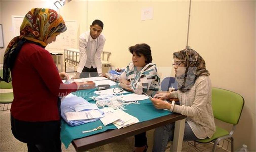متطوعو التمريض يجرون امتحانات بمركز بنغازي الطبي